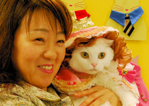 Японский дизайнер модной одежды для кошек Такоко Иваса (Takako Iwasa) 