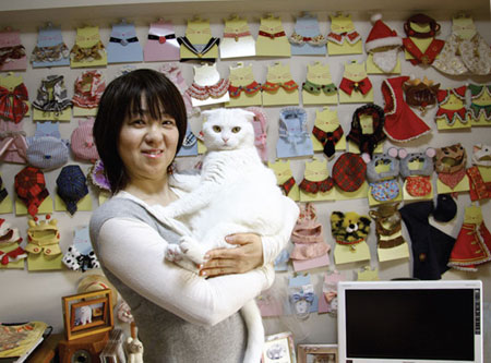 Японский дизайнер модной одежды для кошек Такоко Иваса (Takako Iwasa)  и ее любимая кошка Прин