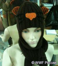 «Тигриный» шапка-шарф, созданный Кирой Пластининой для делегатов Молодежного форума WWF по сохранению тигра